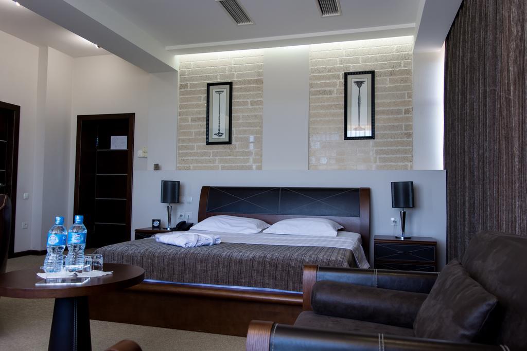 Grand M Hotel Nawoi Zewnętrze zdjęcie