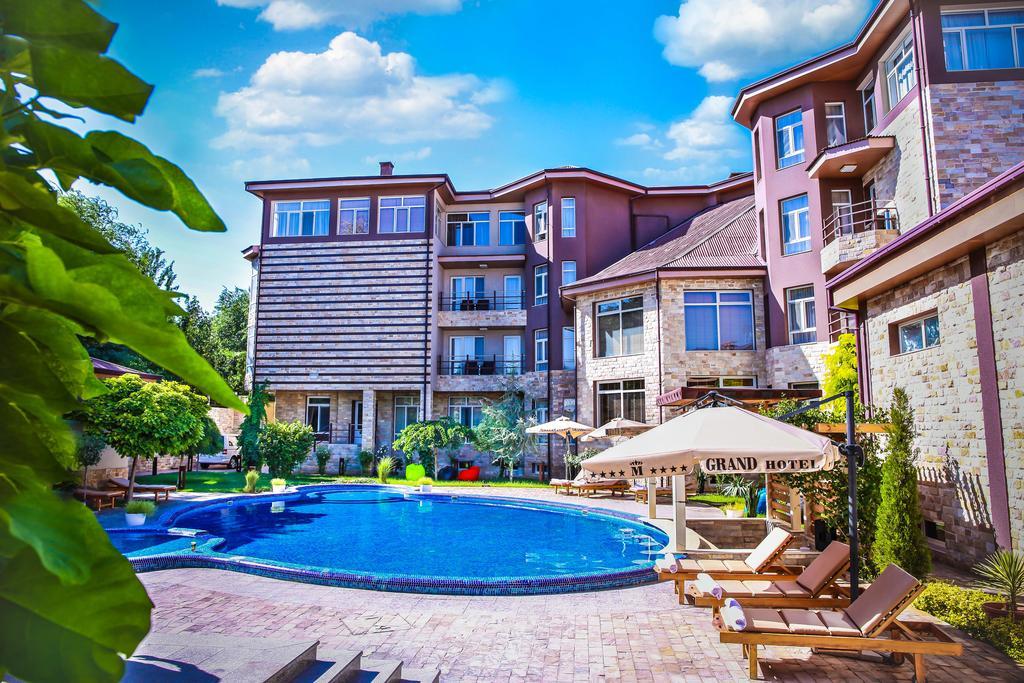Grand M Hotel Nawoi Zewnętrze zdjęcie