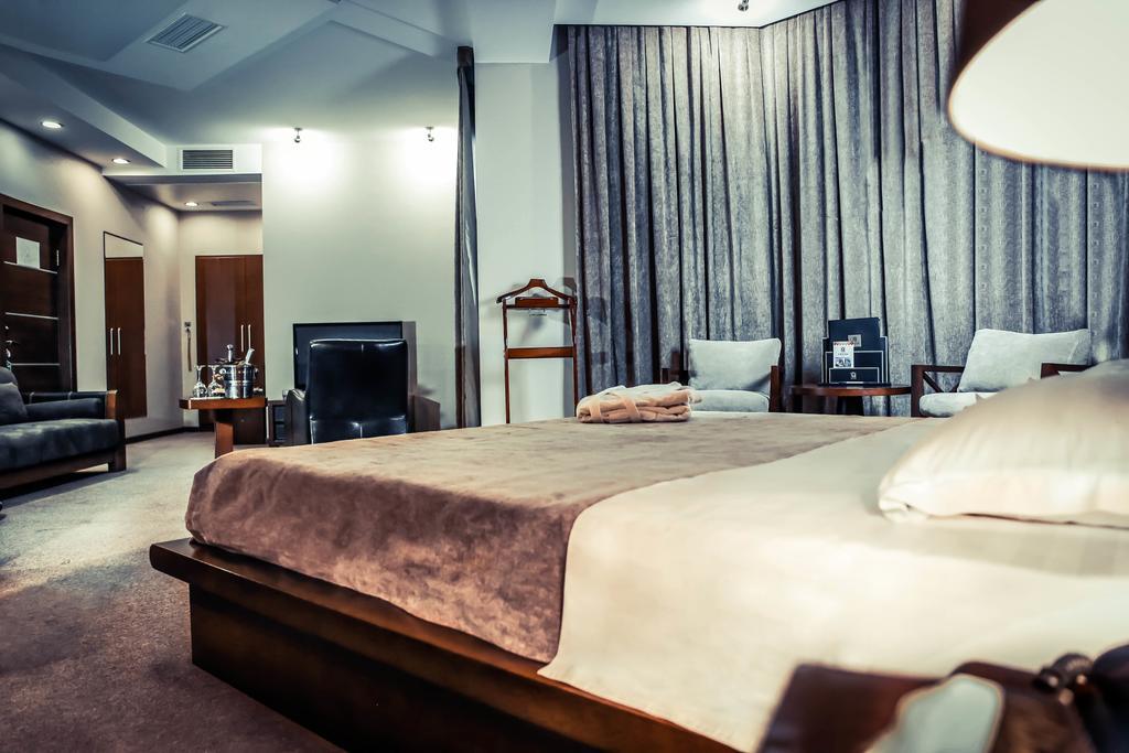 Grand M Hotel Nawoi Zewnętrze zdjęcie